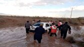 امدادگران هلال احمر خواف به سرنشینان ۳۰ خودرو گرفتار سیلاب امدادرسانی کردند