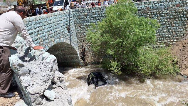 سقوط خودرو پرادو به داخل رودخانه کرج/عکس