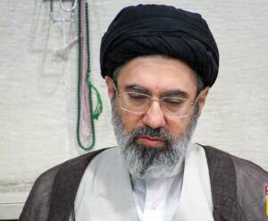 ویدئویی دیده نشده از حضور مجتبی خامنه ای پسر رهبر انقلاب در جبهه جنگ/ دفاع از وطن و ناموس و اسلام +فیلم