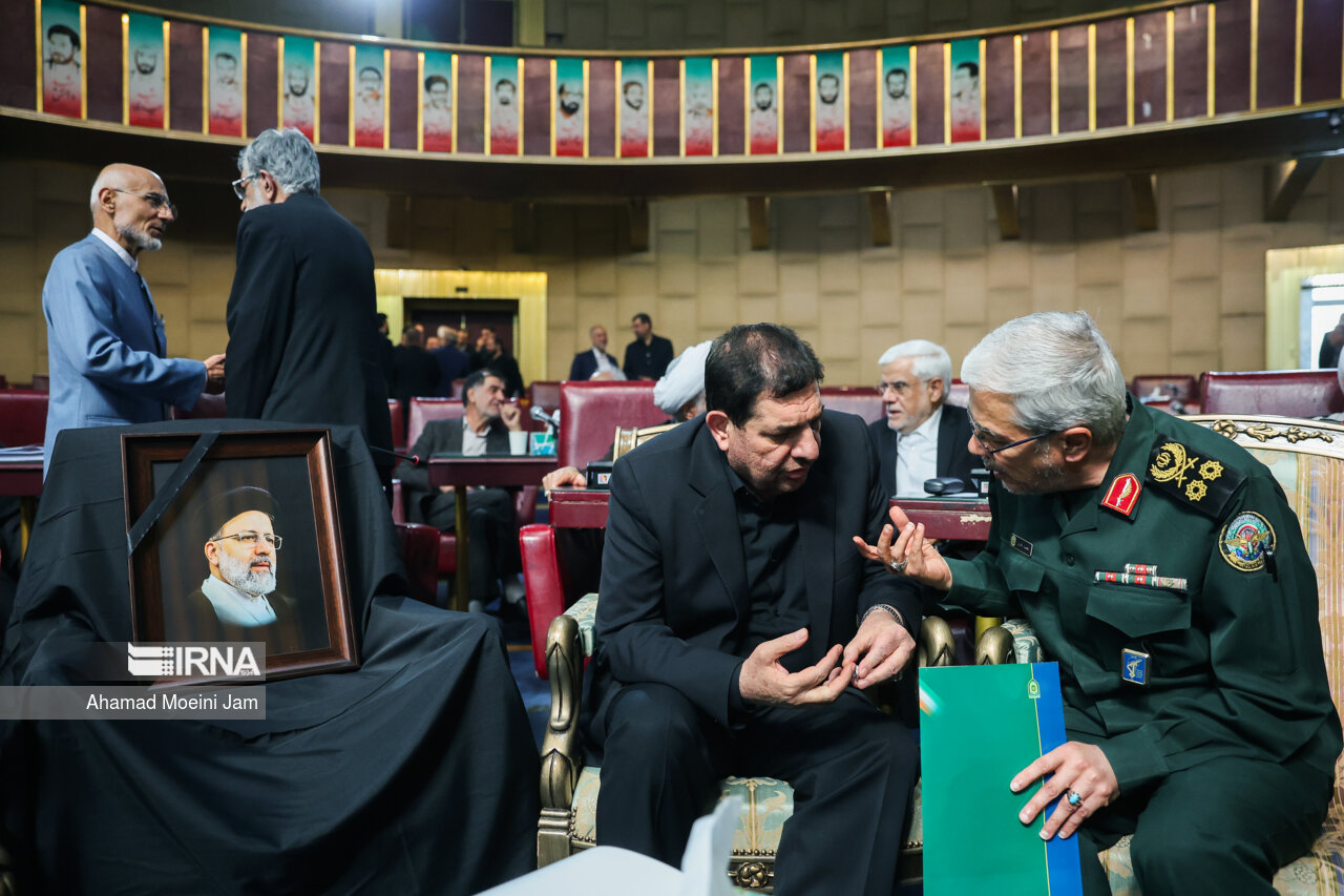 گفت‌وگوی جدی بین مخبر و سرلشکر باقری