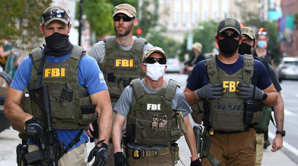 ارتش آهنین FBI وارد میدان می‌شود/ عکس