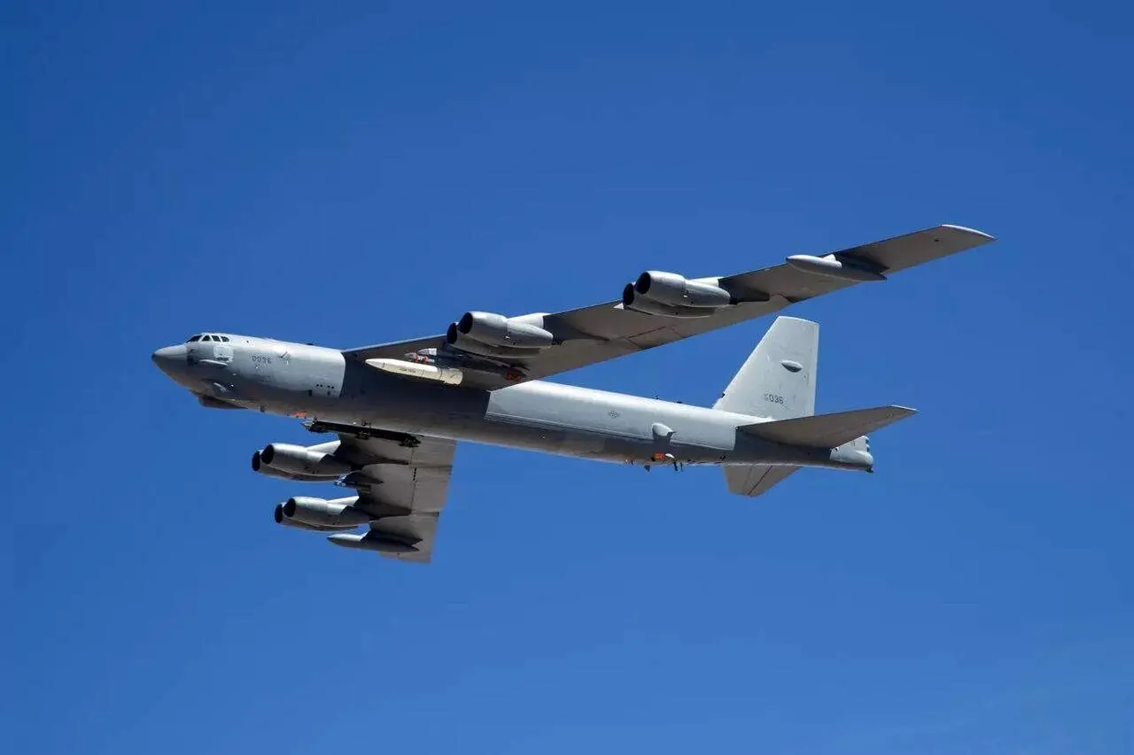 این شما و اینم بمب افکن B-52