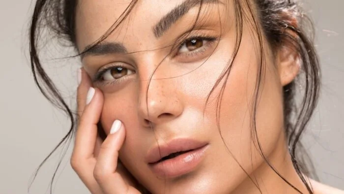 ترفندهای آرایشی که صورتتان را طبیعی و بی‌نقص نشان می دهد!