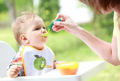 تغذیه سالم برای نوزادان: راهکارها و نکات ضروری برای والدین