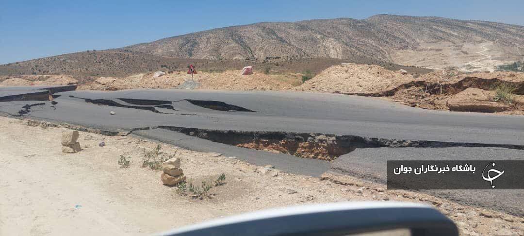 شکاف و فرونشست عمیق در جاده سیاخ دارنگون شیراز + فیلم