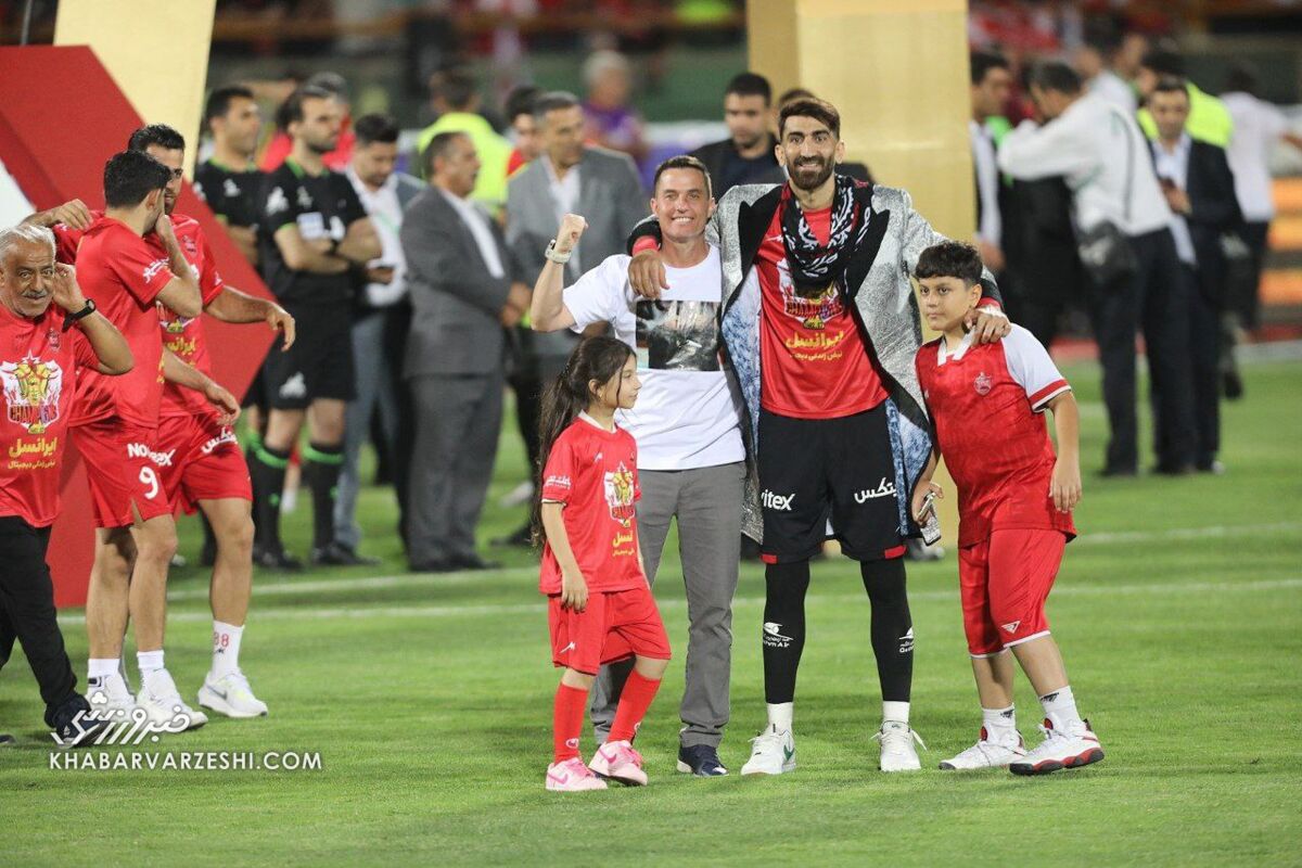 عکس دو نفره بیرانوند و همسرش با جام قهرمانی پرسپولیس