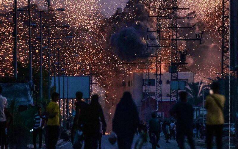 لحظۀ بمباران دیر البلح در مرکز نوار غزه