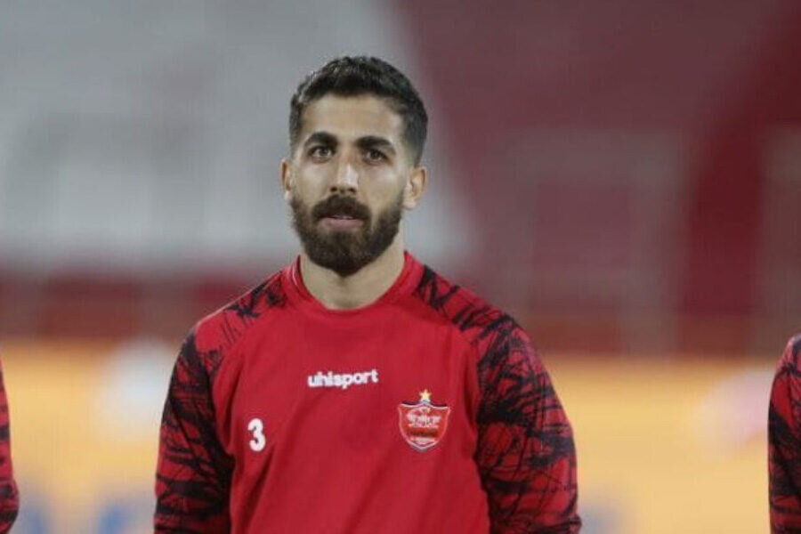 مدافع پرسپولیس برای تمدید وارد باشگاه شد