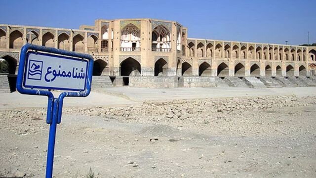 هشدر به گردشگران با توجه به افزایش خروجی سد «زاینده‌رود»/خطر برق گرفتگی توسط کولر و آب سردکن‌ها