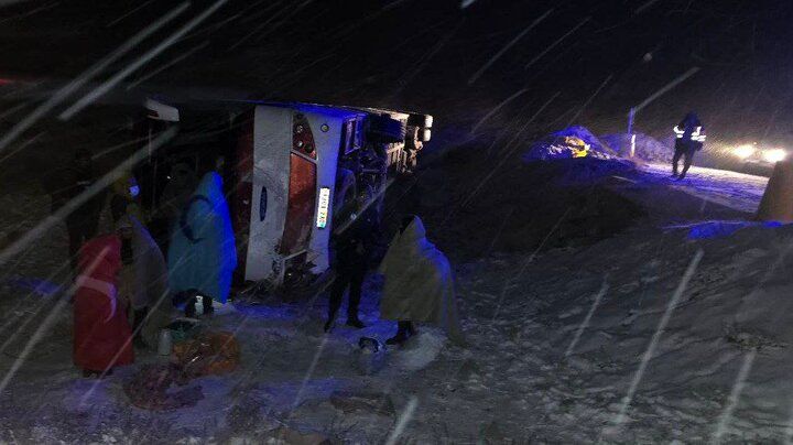 واژگونی اتوبوس در خراسان جنوبی ۱۶ مصدوم برجای گذاشت