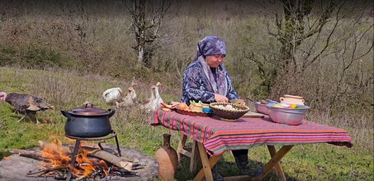 ویدیو/ پخت اشترودل به سبک و سیاق روستایی با کمک همسرجان/ عطر و طعم طبیعت بکر چاشنی غذای خوشمزۀ امروز