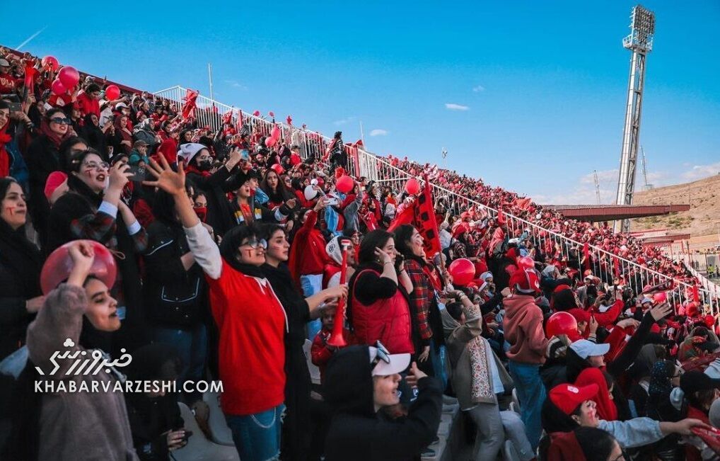 ویدیو| پرچم بزرگ تراکتور مقابل پرسپولیس به اهتزاز درآمد