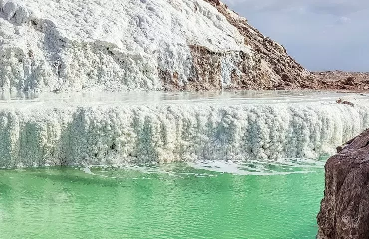 گشت و گذار در آبشار نمکی اصفهان، دهکده نمکی پتاس