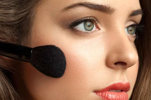 ۱۰ اشتباه آرایشی که باعث پیرتر دیده شدن صورتتان میشود!